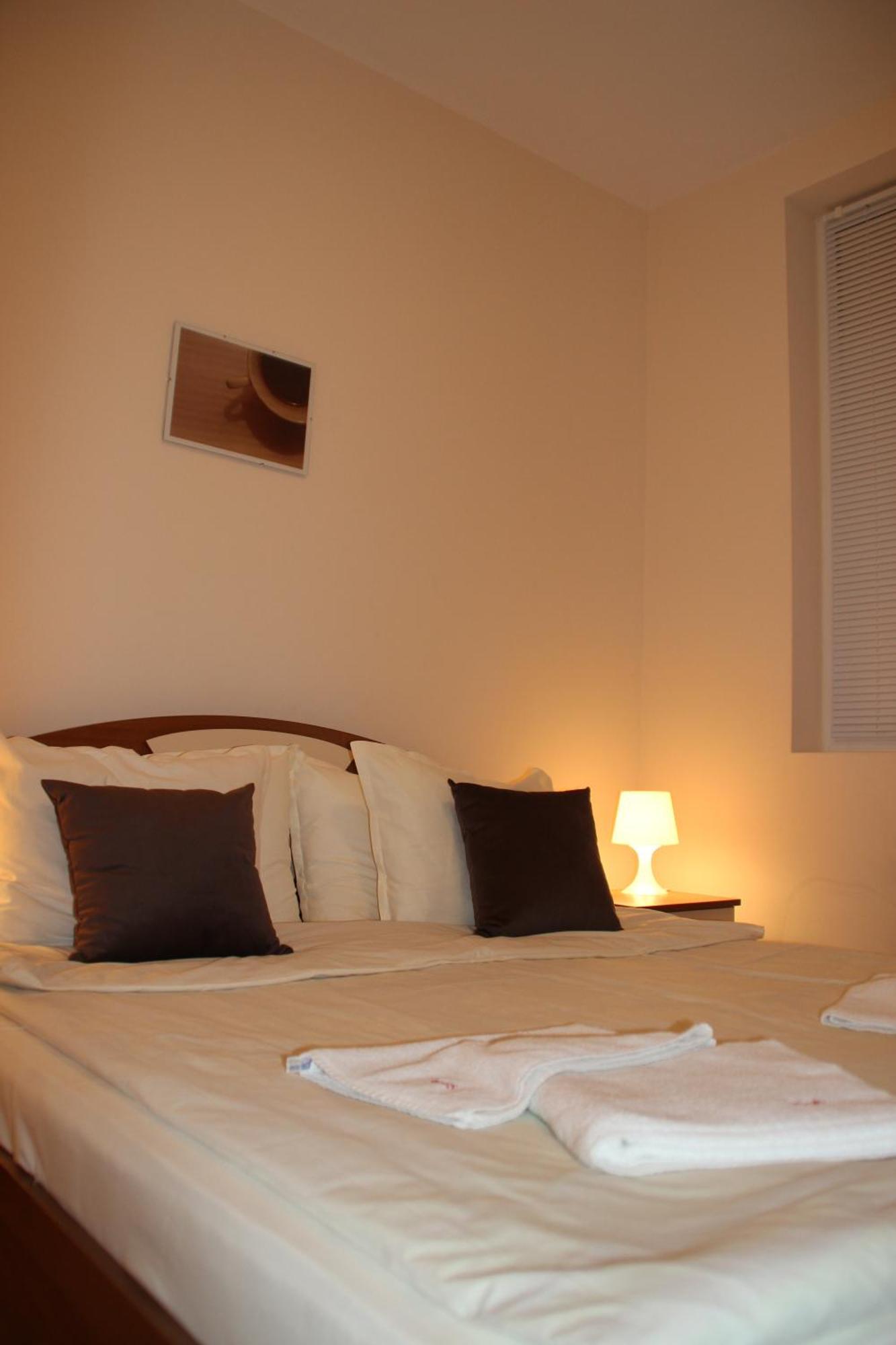 Charming One Bed Apartment 423 In Main Flora Building 波罗维茨 外观 照片