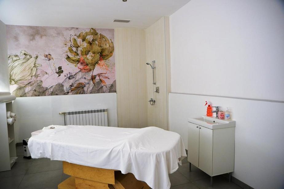 Charming One Bed Apartment 423 In Main Flora Building 波罗维茨 外观 照片