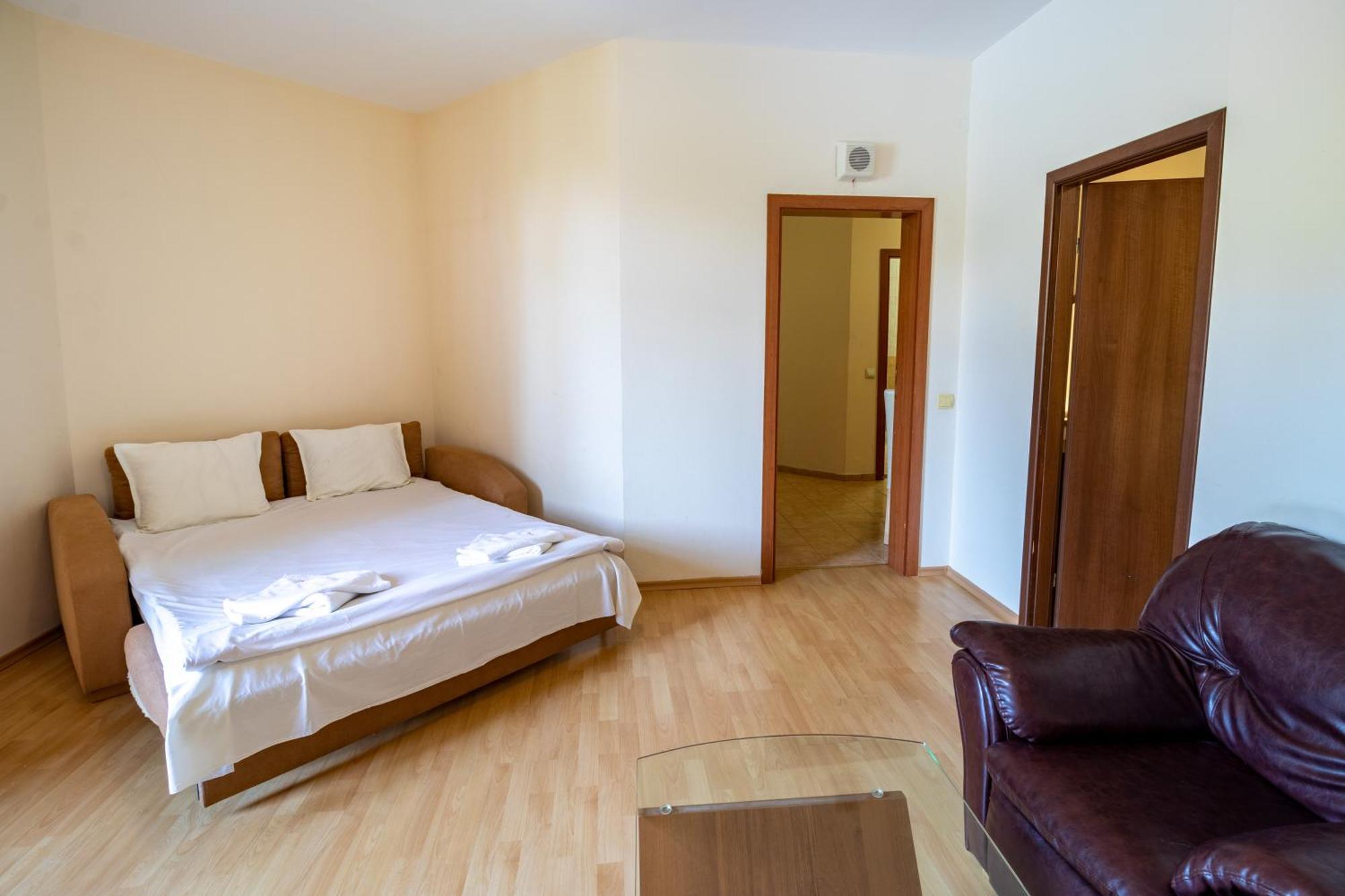 Charming One Bed Apartment 423 In Main Flora Building 波罗维茨 外观 照片