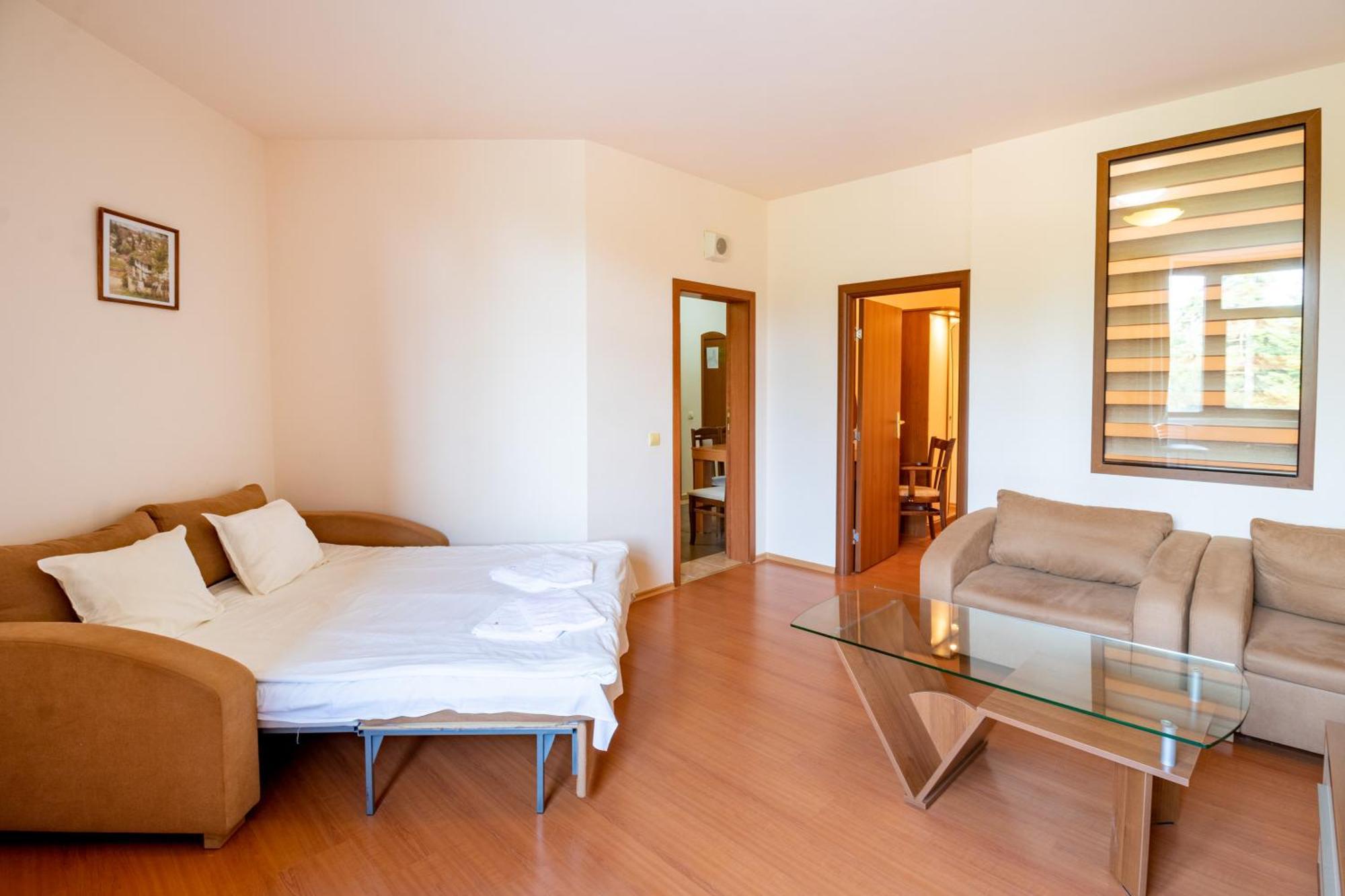 Charming One Bed Apartment 423 In Main Flora Building 波罗维茨 外观 照片