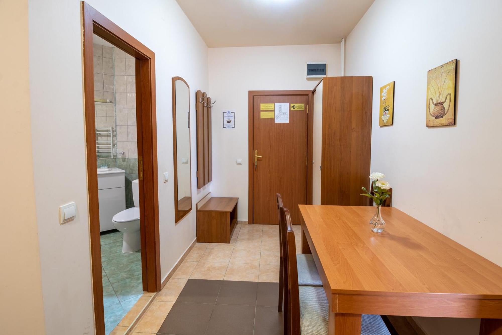 Charming One Bed Apartment 423 In Main Flora Building 波罗维茨 外观 照片
